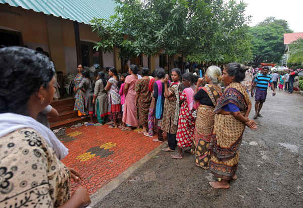 Phụ nữ bị ảnh hưởng bởi lũ lụt xếp hàng chờ đến lượt nhận cứu trợ ở Chengannur, bang Kerala phía Nam Ấn Độ vào ngày 20/8/2018. Ảnh: Amit Dave