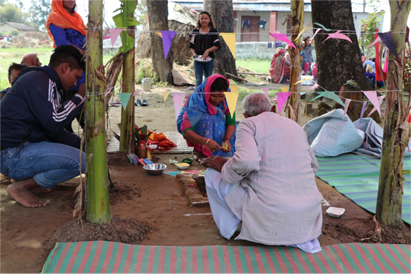 Người dân chuẩn bị cho một nghi thức ở Kuti, Kailali, Viễn Tây Nepal. Ảnh: Patrick Drown