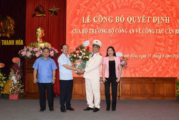 Lãnh đạo tỉnh Thanh Hóa tặng hoa chúc mừng tân Giám đốc Công an tỉnh Thanh Hóa. (Ảnh Đ.H).