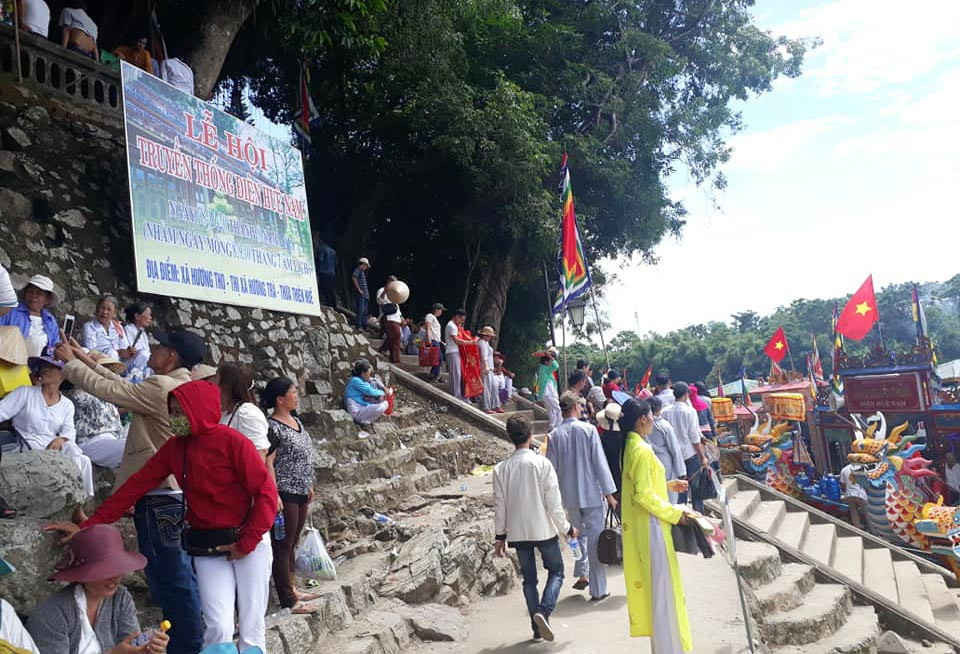 Người dân và du khách đổ về lễ hội Điện Hòn Chén