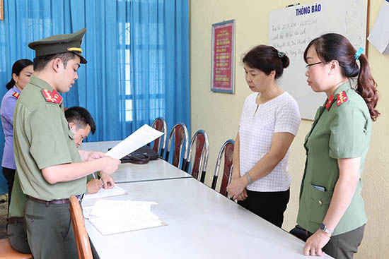 Cơ quan An ninh điều tra Công an tỉnh Sơn La đọc Quyết định khởi tố bị can đối với Nguyễn Thanh Nhàn (Ảnh: ANTV Sơn La)
