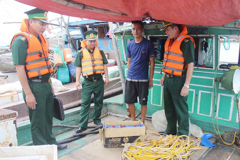 Lực lượng BĐBP tỉnh Quảng Ninh bắt giữ đối tượng và tàu khai thác thủy sản trái phép