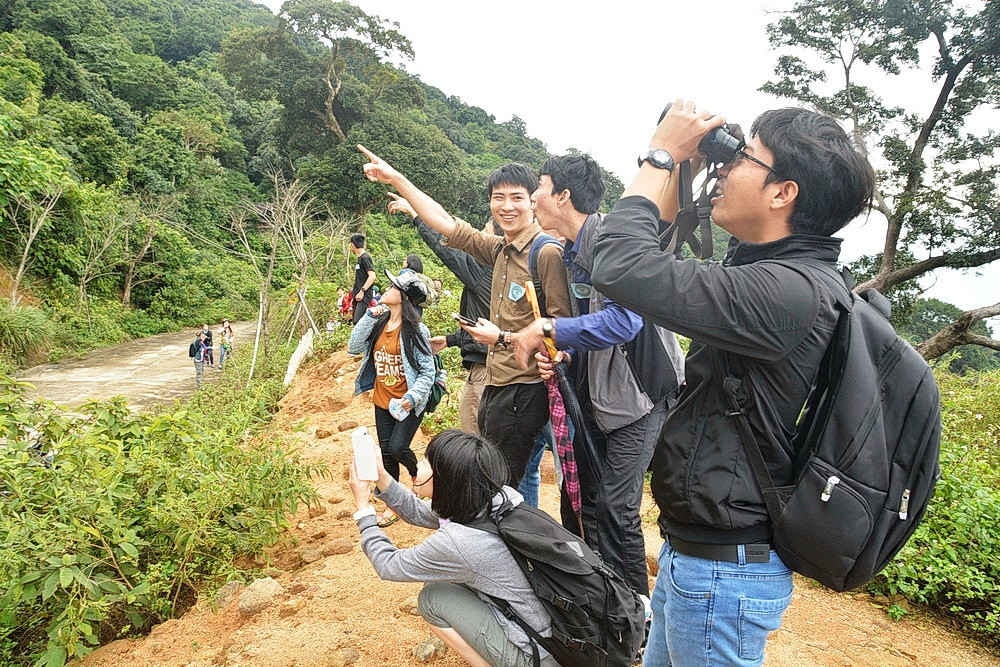 Mỗi ngày có hàng trăm lượt người lên tham quan bán đảo Sơn Trà