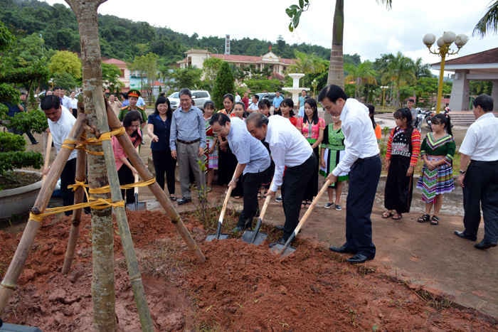 3. Đồng chí Trương Hòa Bình, Ủy viên Bộ Chính trị, Phó Thủ tướng Thường trực Chính phủ cùng lãnh đạo tỉnh tỉnh trồng cây lưu niệm tại huyện Mường Nhé