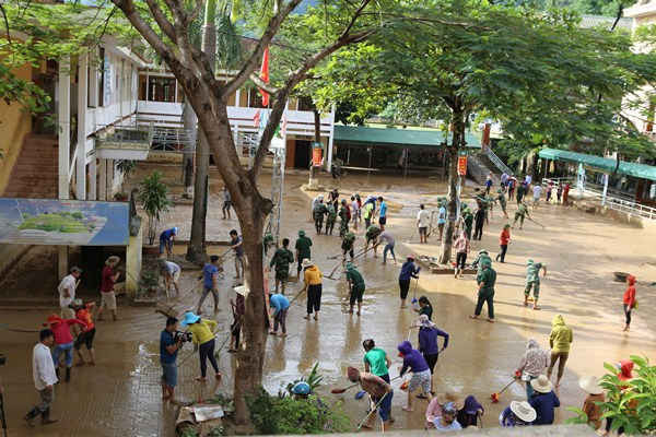 Khắc phục hậu quả lũ lụt tại Trường tiểu học thị trấn Mường Xén, huyện Kỳ Sơn