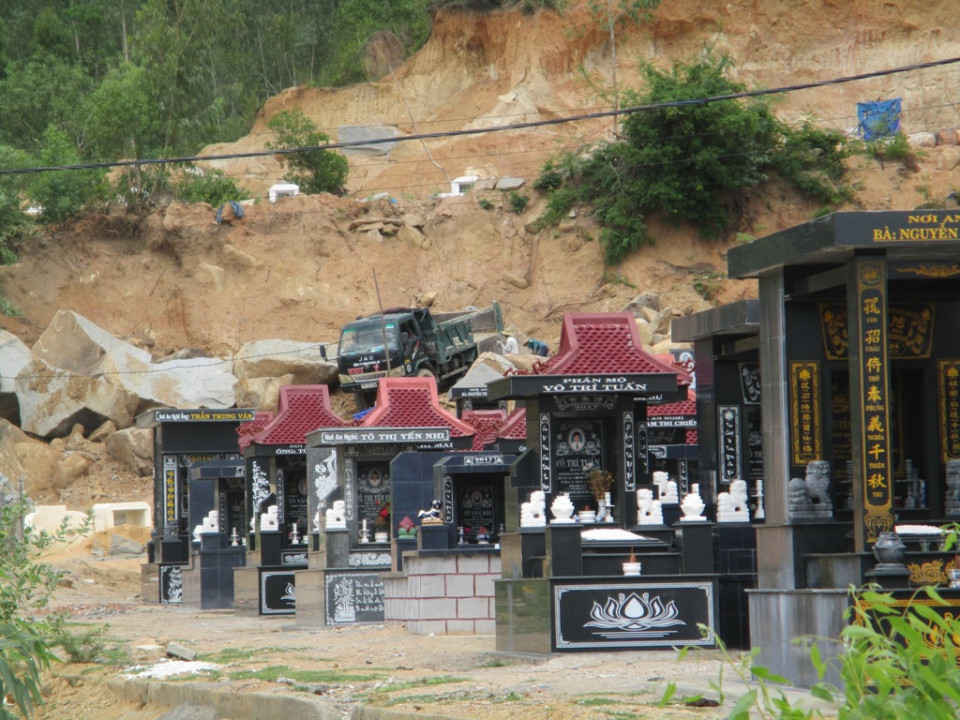 Chiếc xe của Công ty SX-TM-DV Như Ý đang lấy đá tại khu vực núi Hòn Chà, khu vực 7 phường Bùi Thị Xuân gần khu vực Nghĩa trang Bùi Thị Xuân – TP. Quy Nhơn