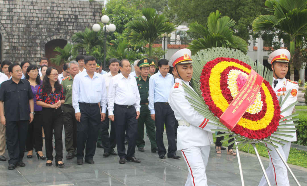 Đoàn công tác của đồng chí Trương Hòa Bình, Ủy viên Bộ Chính trị, Phó Thủ tướng Thường trực Chính phủ, viếng Nghĩa trang liệt sĩ A1