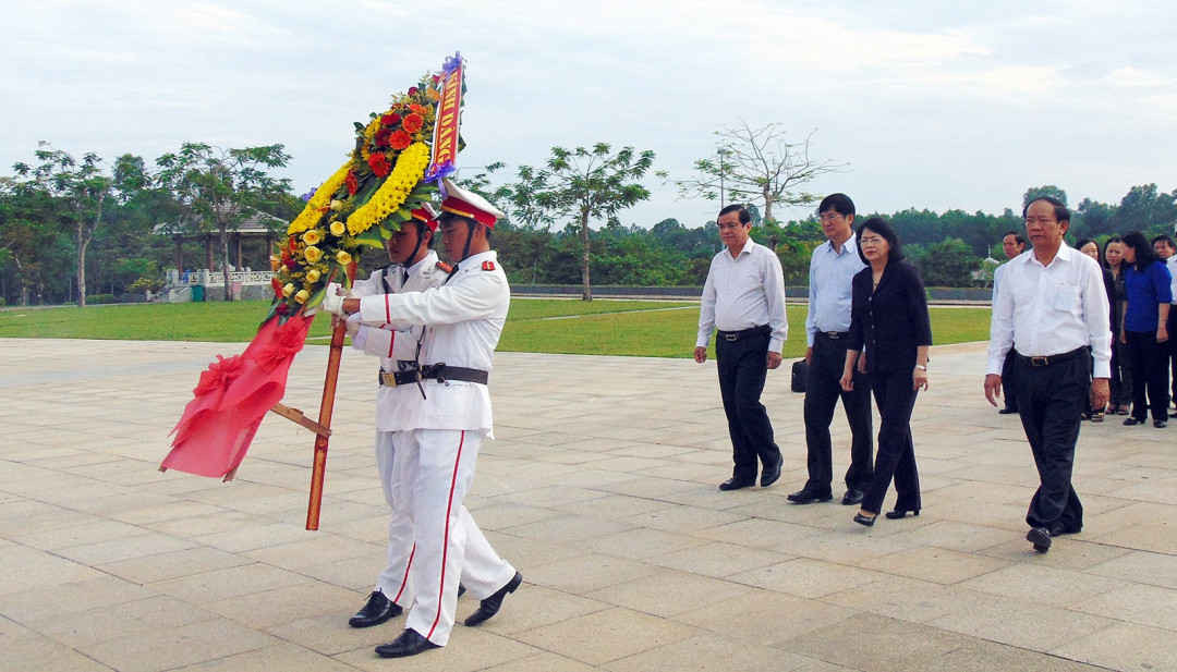 Phó Chủ tịch nước Đặng Thị Ngọc Thịnh cùng đoàn công tác đã đến dâng hoa, viếng hương tại Tượng đài Mẹ Việt Nam Anh hùng