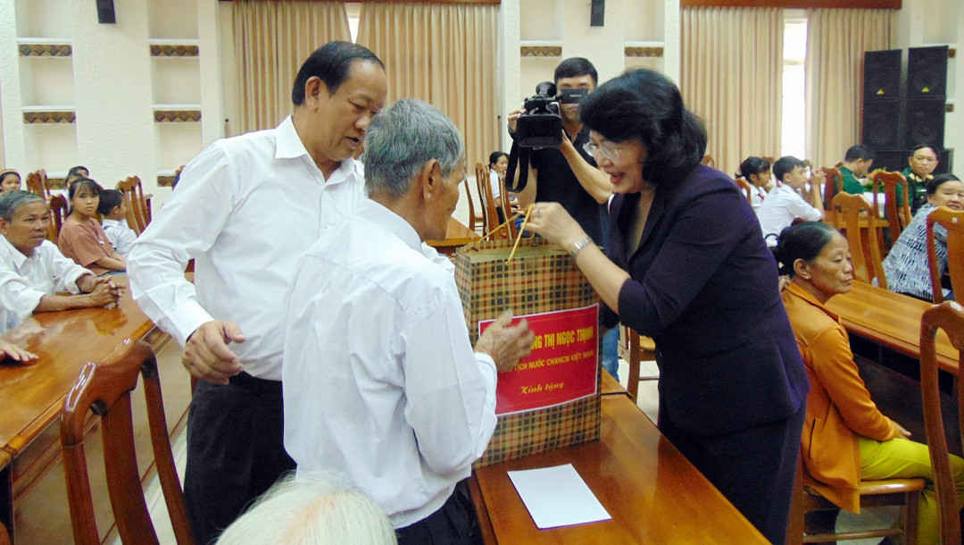 Phó Chủ tịch nước Đặng Thị Ngọc Thịnh thăm hỏi các gia đình chính sách ở Quảng Nam