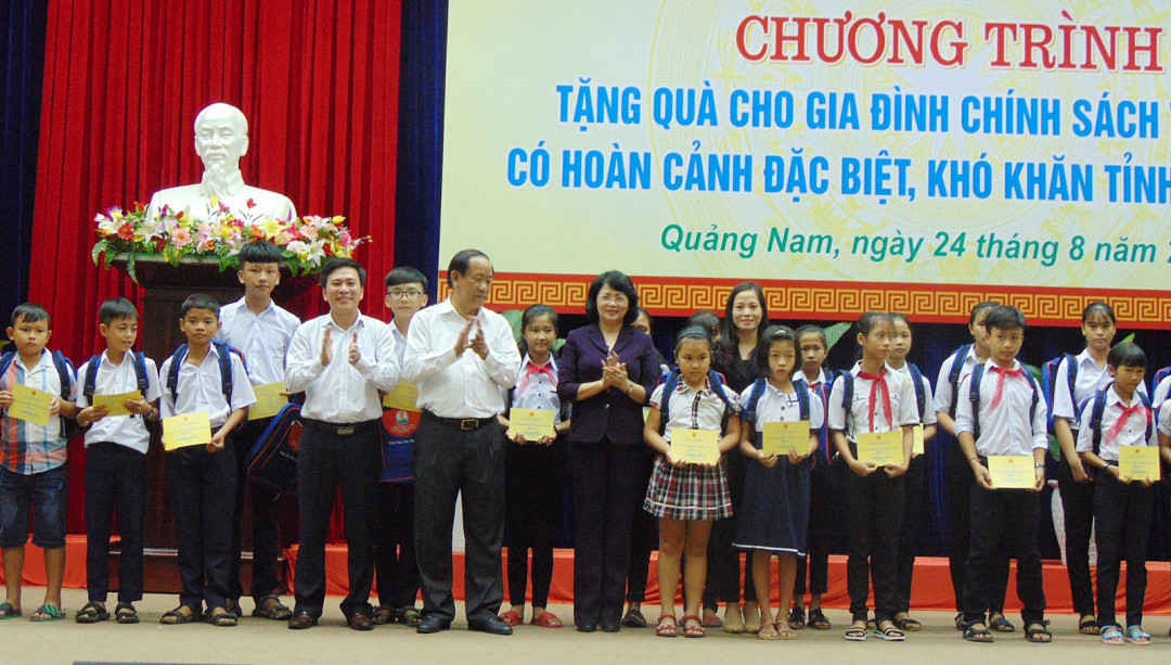 Phó Chủ tịch nước Đặng Thị Ngọc Thịnh tặng quà cho gia đình chính sách ở Quảng Nam
