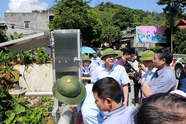 Kiểm tra thiết bị cảnh bảo lũ ống lũ quét tại xã Quang Kim huyện Bát Xát.