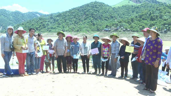 UBND huyện Mộc Châu thăm hỏi, hỗ trợ các hộ gia đình bị thiệt hại do mưa lũ