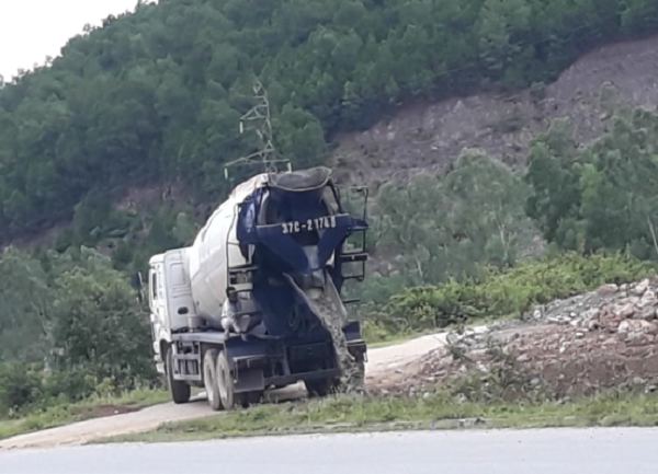 Xe bồn mang BKS 37C - 21748 chở bê tông tươi của Nhà máy bê tông Nghi Sơn 320 đang xả thải trên QL46, giáp ranh giữa hai xã Hưng Tây và Nam Giang
