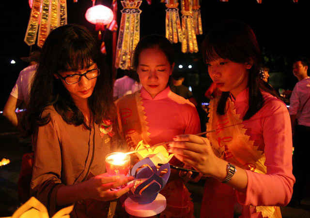 Các bạn trẻ cùng nhau thả đèn hoa đăng cầu mong cho gia đình luôn mạnh khỏe và bình an trong cuộc sống.
