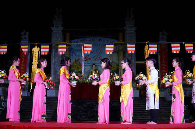 Chương trình văn nghệ với chủ đề “Ơn nghĩa sinh thành” do các thanh thiếu niên Phật tử Hòa Bình biểu diễn mở màn cho buổi lễ Vu Lan ở chùa Kim Sơn Lạc Hồng.
