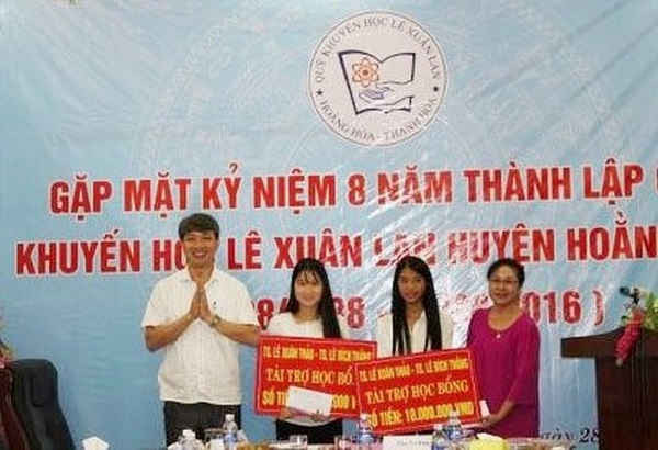 Lãnh đạo huyện Hoằng Hóa trao học bổng cho học sinh nghèo vượt khó