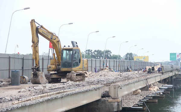 Cầu Phú Xuân đang được sửa chữa, nâng cấp