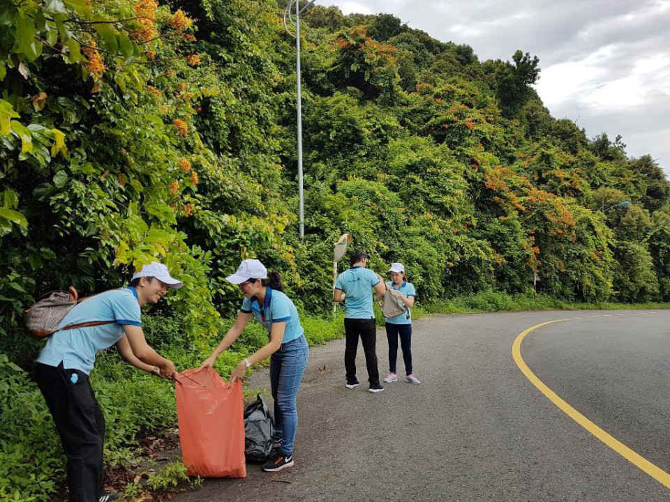 Các bạn trẻ tham gia dọn vệ sinh môi trường tại Sơn Trà