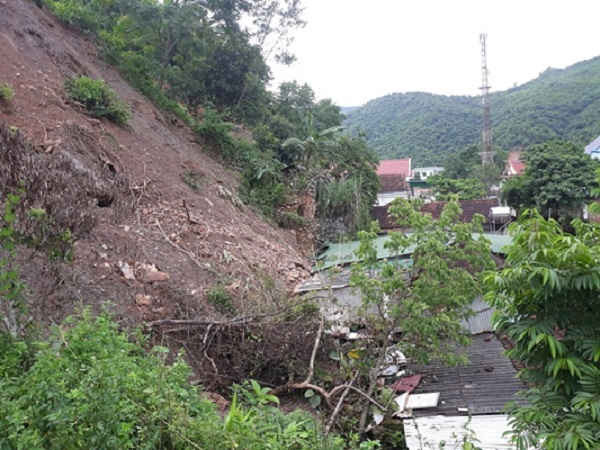 Dãy núi phía sau hàng chục ngôi nhà ở Khối 4, thị trấn Mường Xén đang đe dọa nghiêm trọng cuộc sống của người dân do nguy cơ sạt lở