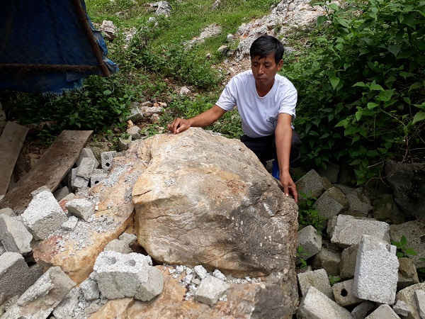 Ngày 16/07/2018, 3 tảng đá nặng hàng tấn rơi xuống chuồng dê của gia đình ông Nguyễn Tử Hiền.