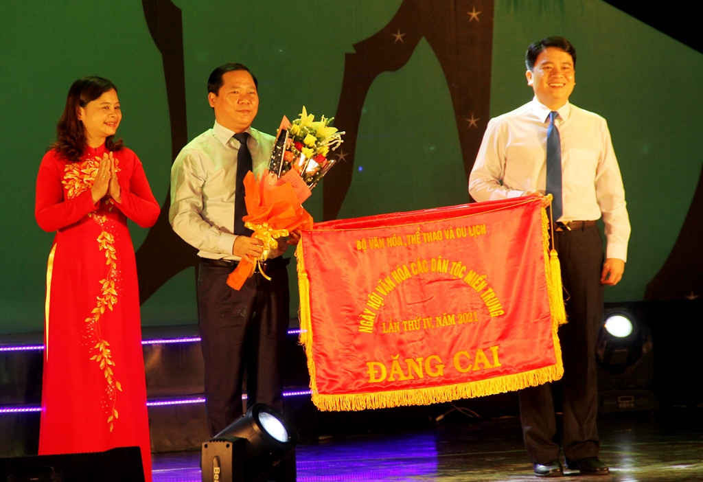 Ban tổ chức trao cờ đăng cai Lễ hội văn hóa các dân tộc miền Trung lần thứ 4 cho tỉnh Bình Định