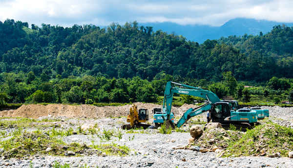Các hoạt động khai thác đá đang diễn ra trên sông Saralbhanga bên bờ sông Bhutan