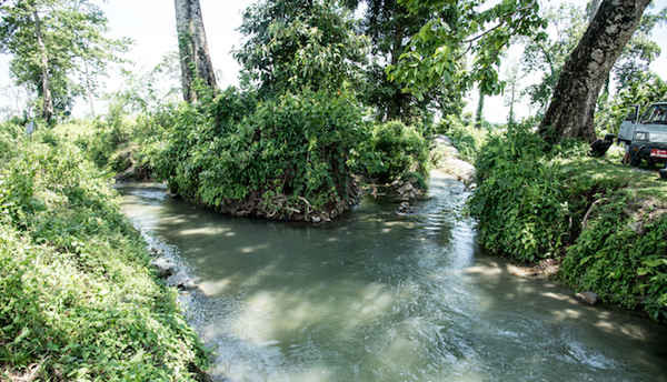 Các kênh nước của hệ thống tưới tiêu Jamfwi hoặc Dongo được “nuôi” bằng sông Sarlabhanga là hệ thống truyền thống được sử dụng để tưới tiêu ở huyện Korkrajhar.