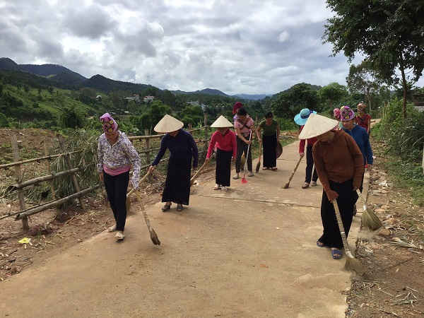 Người dân bản Pom Khăng, xã Sốp Cộp duy trì thói quen vệ sinh đường làng ngõ xóm.