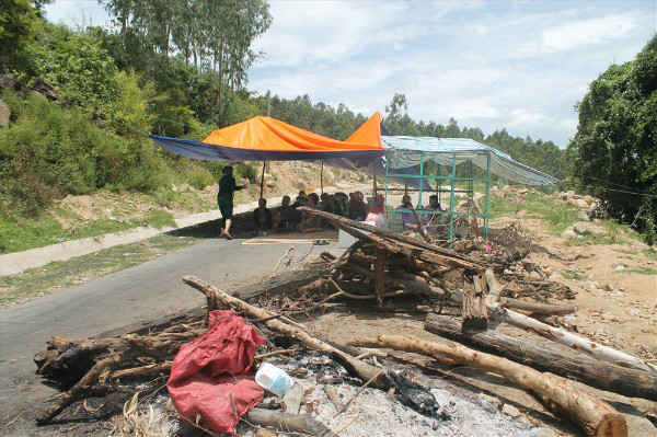 Người dân dựng lều ngăn chặn xe chở rác lên nhà máy từ ngày 29 7