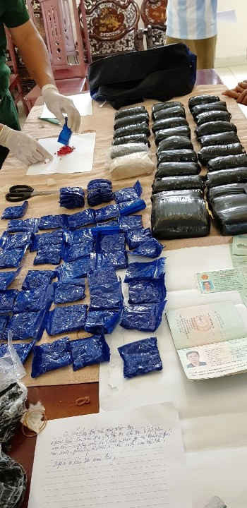 Tang vật bắt giữ gồm 65.800 viên ma túy tổng hợp đang trên đường vận chuyển về Việt Nam