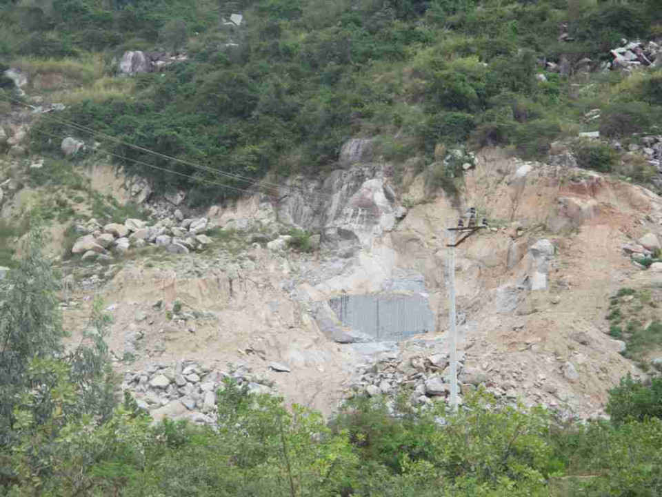 Núi Bà qua địa phận xã Cát Hưng và Cát Nhơn, huyện Phù Cát đang phải gồng gánh 7 mỏ đá của 7 doanh nghiệp