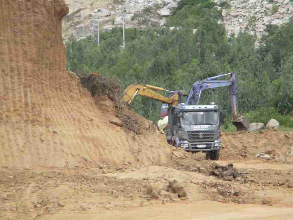 Công ty TNHH Nam Ngân và Công ty TNHH Thành Châu đang cùng lấy đất tại Khu Cải táng Cát Nhơn ở thôn Liên Trì, xã Cát Nhơn
