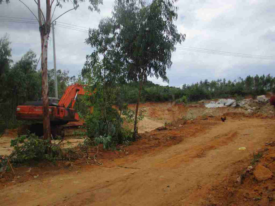 Công ty TNHH Sản xuất – Thương mại Hoàng Việt đang khai thác đất trái phép dưới chân Núi Chồng, thôn Chánh Nhơn, xã Cát Nhơn