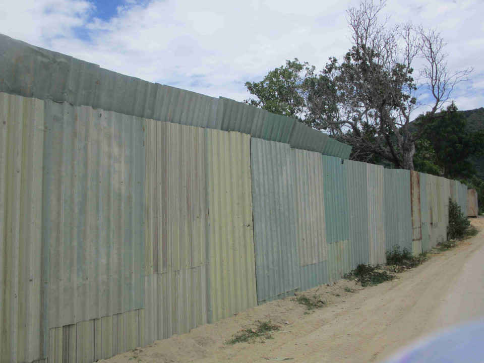 Công ty TNHH Sản xuất – Thương mại Hoàng Việt dùng tôn rào bao quanh khu đất đang khai thác đất trái phép dưới chân Núi Chồng, thôn Chánh Nhơn, xã Cát Nhơn