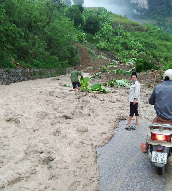 Sạt sụt nghiêm trọng tại km88+600/QL 279D, xã Mường Bú, huyện Mường La