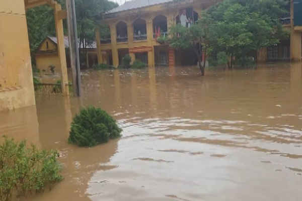 Tại huyện Mai Sơn, có 3 trường bị nước lũ tràn ngập toàn bộ khuôn viên nhà trường