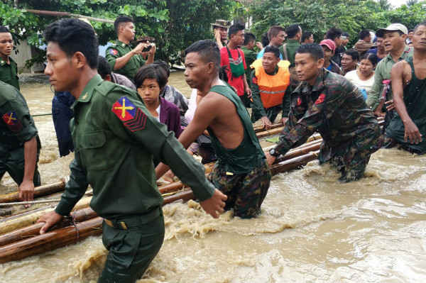 Binh lính sơ tán người dân ở Myanmar sau trận lũ lụt tại thị trấn Swar, Myanmar vào ngày 29/8/2018. Ảnh: Reuters / Stringer