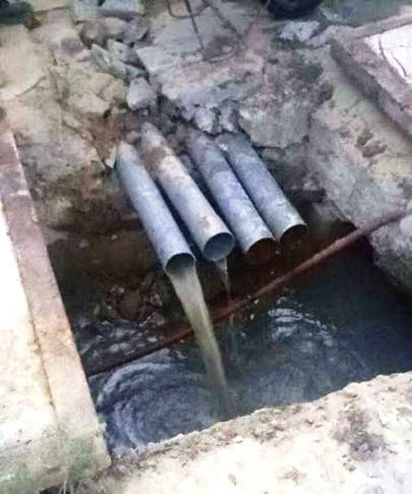 4 ống nước thải đấu nối trực tiếp ra hệ thống thoát nước chung thành phố