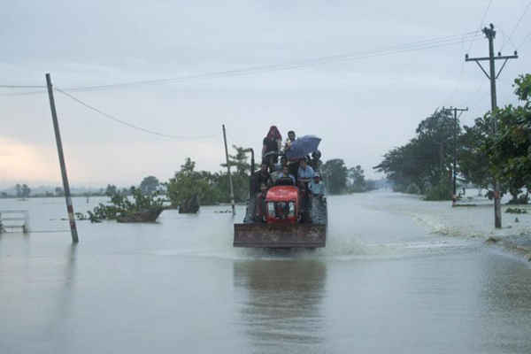 Hình ảnh ngày 30/8/2018 về đường sắt ngập nước sau khi đập vỡ ở thị trấn Swar, Myanmar. Ảnh: Reuters / Ko Lwin