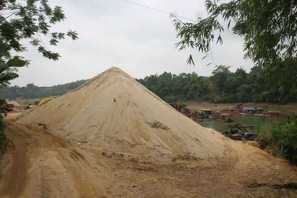 Hiện nay 11 đơn vị khai thác cát, sỏi trên địa bàn tỉnh Yên Bái chưa một đơn vị nào làm thủ tục thuê đất, thuê mặt nước 