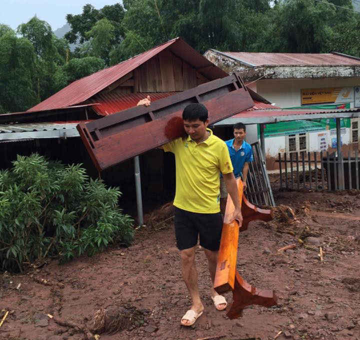 Xã Chà Nưa, huyện Nậm Pồ huy động mọi nguồn lực hỗ trợ khắc phục hậu quả ngay sau mưa lũ xảy ra