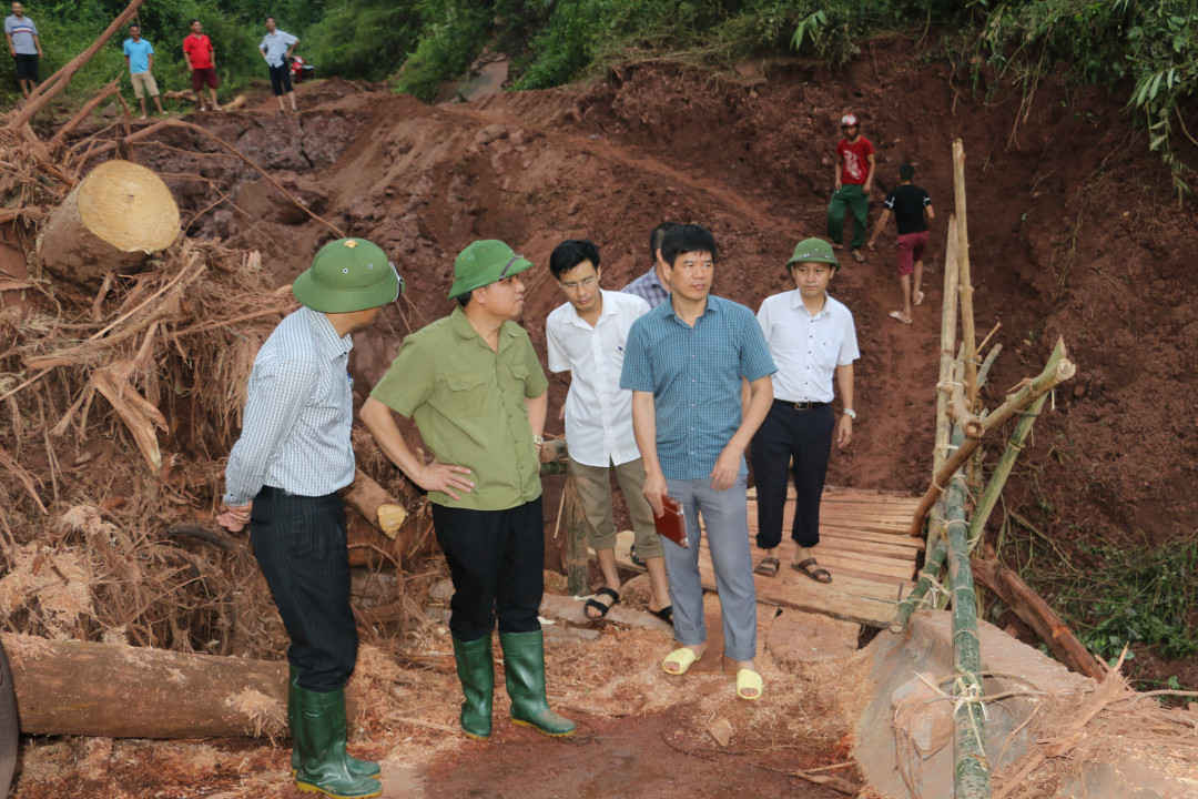 Đồng chí Lò Văn Tiến, Phó Chủ tịch UBND tỉnh Điện Biên kiểm tra tình hình mưa lũ
