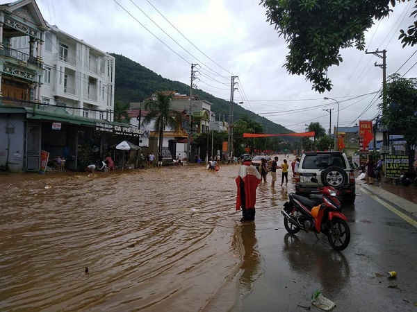 Quốc lộ 6 qua địa bàn huyện Mai Sơn bị ngập úng nghiêm trọng