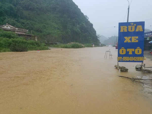 Trên quốc lộ 6 qua huyện Vân Hồ,có 3 điểm bị ngập sâu khoảng 1m