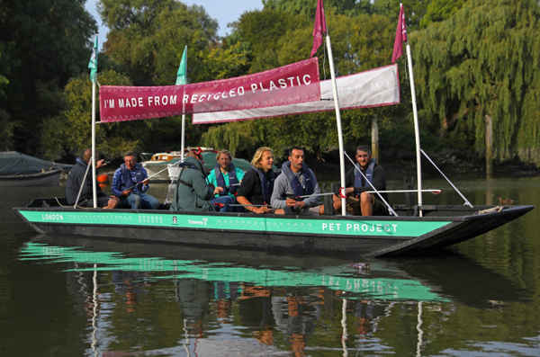 Thuyền có tên “Dự án PET” là một trong hai chiếc thuyền trên thế giới làm từ chất thải nhựa 99%. Tổ chức từ thiện môi trường Hubbub đã đi thuyền này trên sông Thames để làm rõ vấn đề ô nhiễm nhựa ở các tuyến đường thủy của Anh tại Richmond, Tây Nam London vào ngày 30/8/2018. Ảnh: Reuters / Simon Dawson