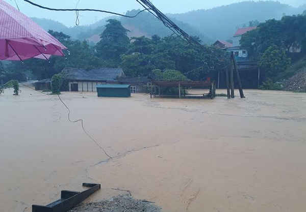 Nước lũ lên cao, khiến giao thông nhiều xã huyện miền núi bị tê liệt hoàn toàn.