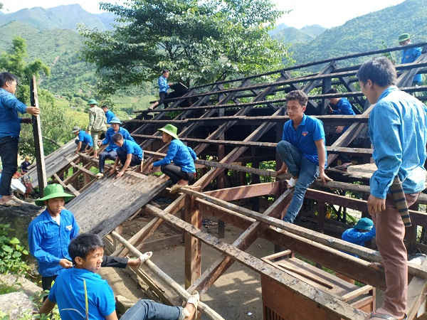 Huyện Mù Cang Chải huy động hơn 4.000 ngày công giúp người dân bị ảnh hưởng do mưa lũ