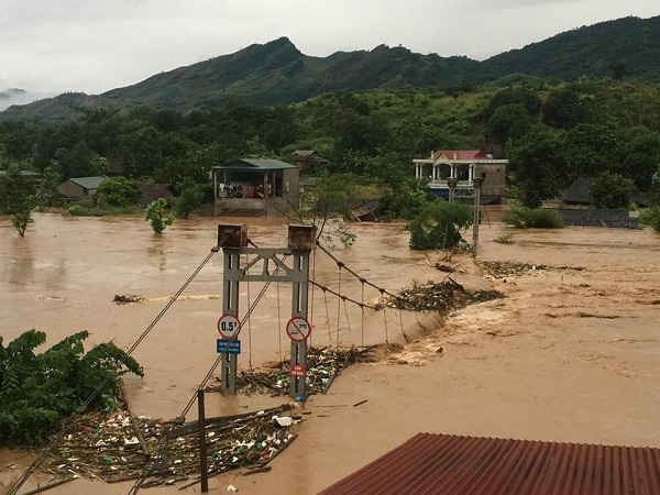 Cầu treo bản Ta Mo, xã Mường Bú bị nước lũ tràn qua gây hư hỏng nặng.