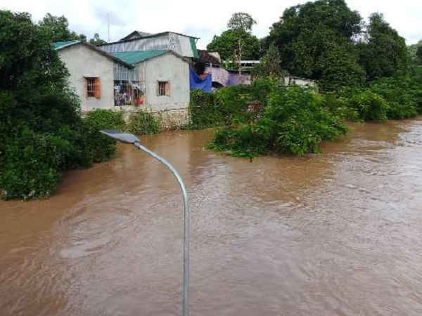 Thủy điện xả lũ khiến nhiều nhà ở thị trấn Hòa Bình, huyện Tương Dương bị ngập
