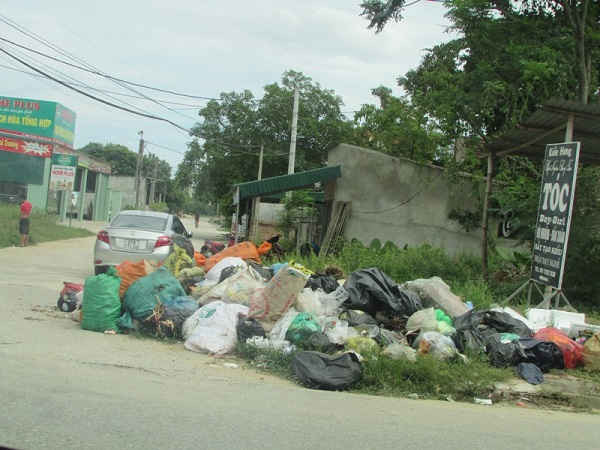 Do không tìm được đầu ra nên người dân buộc phải vứt rác ra các tuyến đường